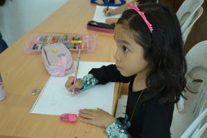 儿童绘画班 － 蜡笔画和水彩画上课情景