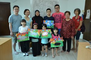智育部主任李玉玲女士（右二）、儿童绘画班指导李康霖（右三）及全体家长学生合照